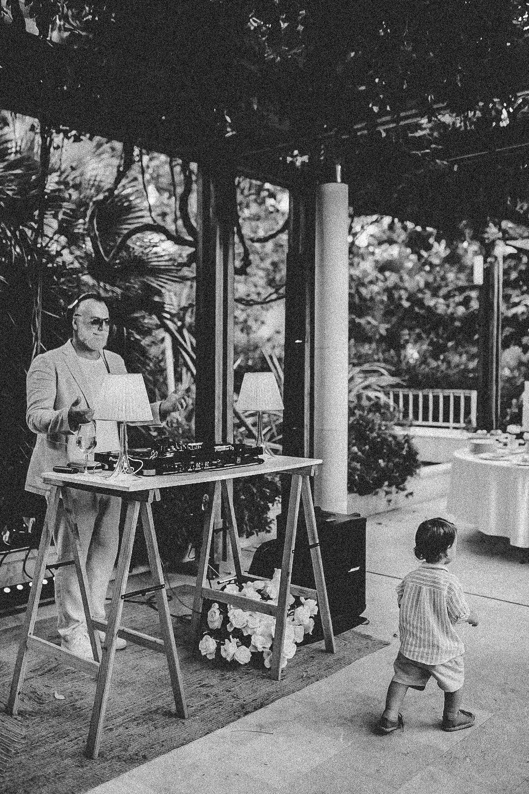 Hire the Perfect Wedding DJ: A Selection Guide