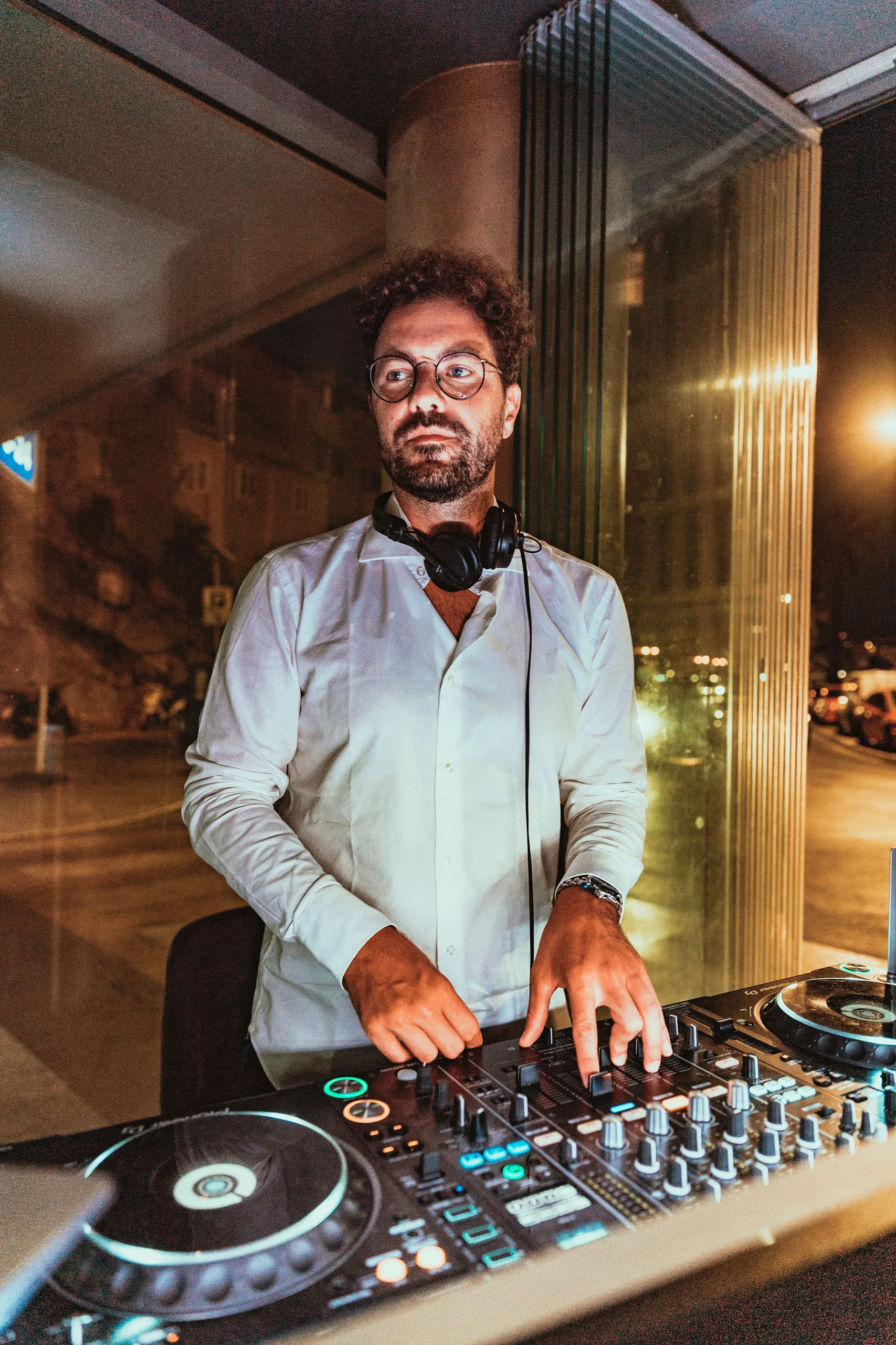 DJ Leo performing on Pioneer CDJs at Bokamorra restaurant in Split at night