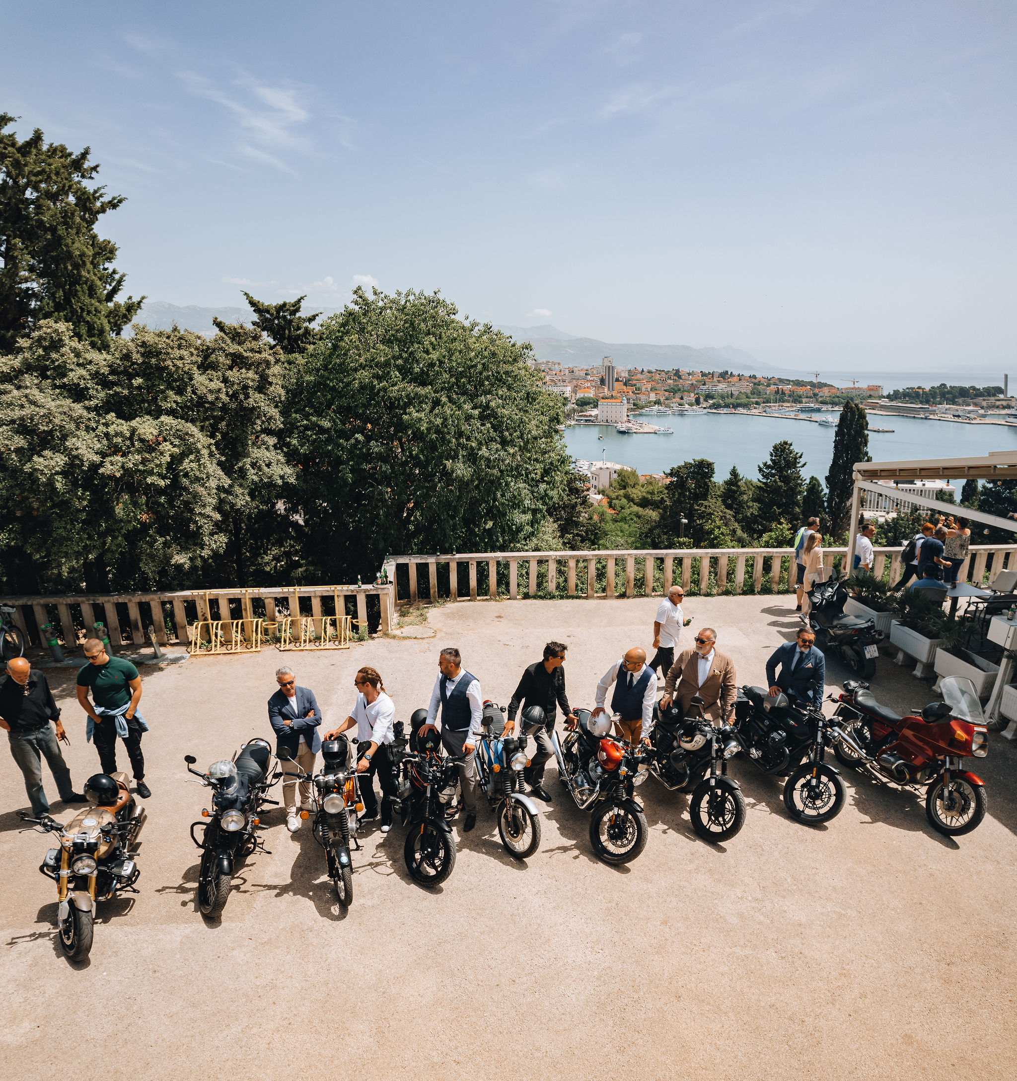 Dron panorama kolone motocikala na Gentleman's Ride dobrotvornom eventu sa splitskom lukom