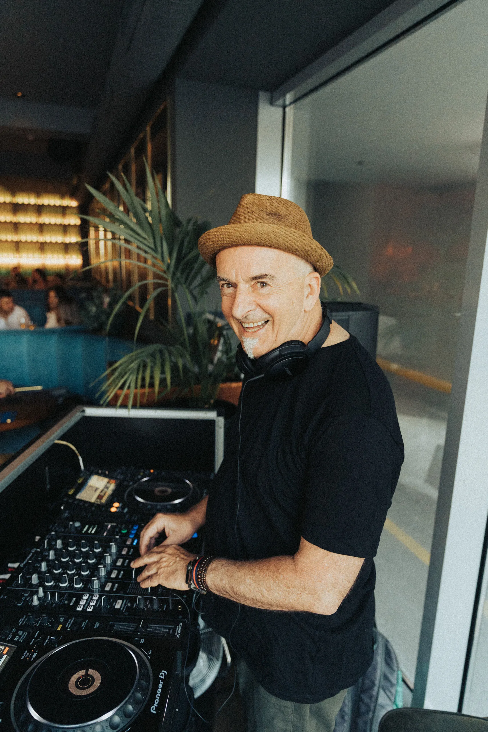 Music selector performing for restaurant diners at Bokamorra Split